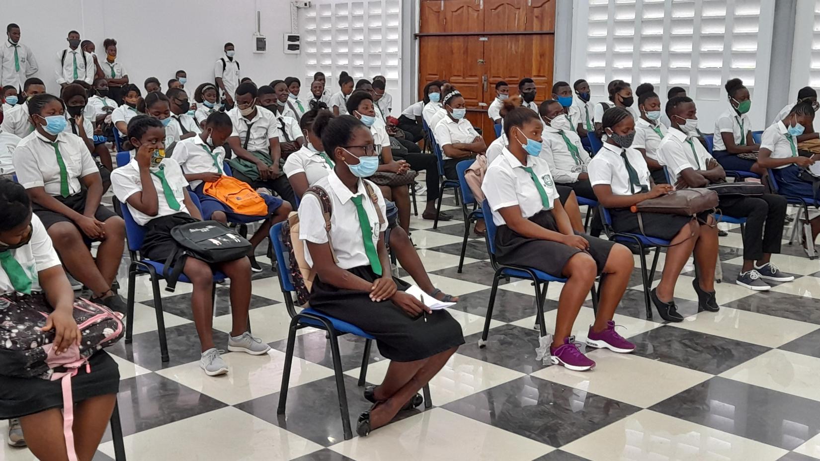 Alumnos del centro Bioko Norte, escuchando a los ponentes sobre DDHH