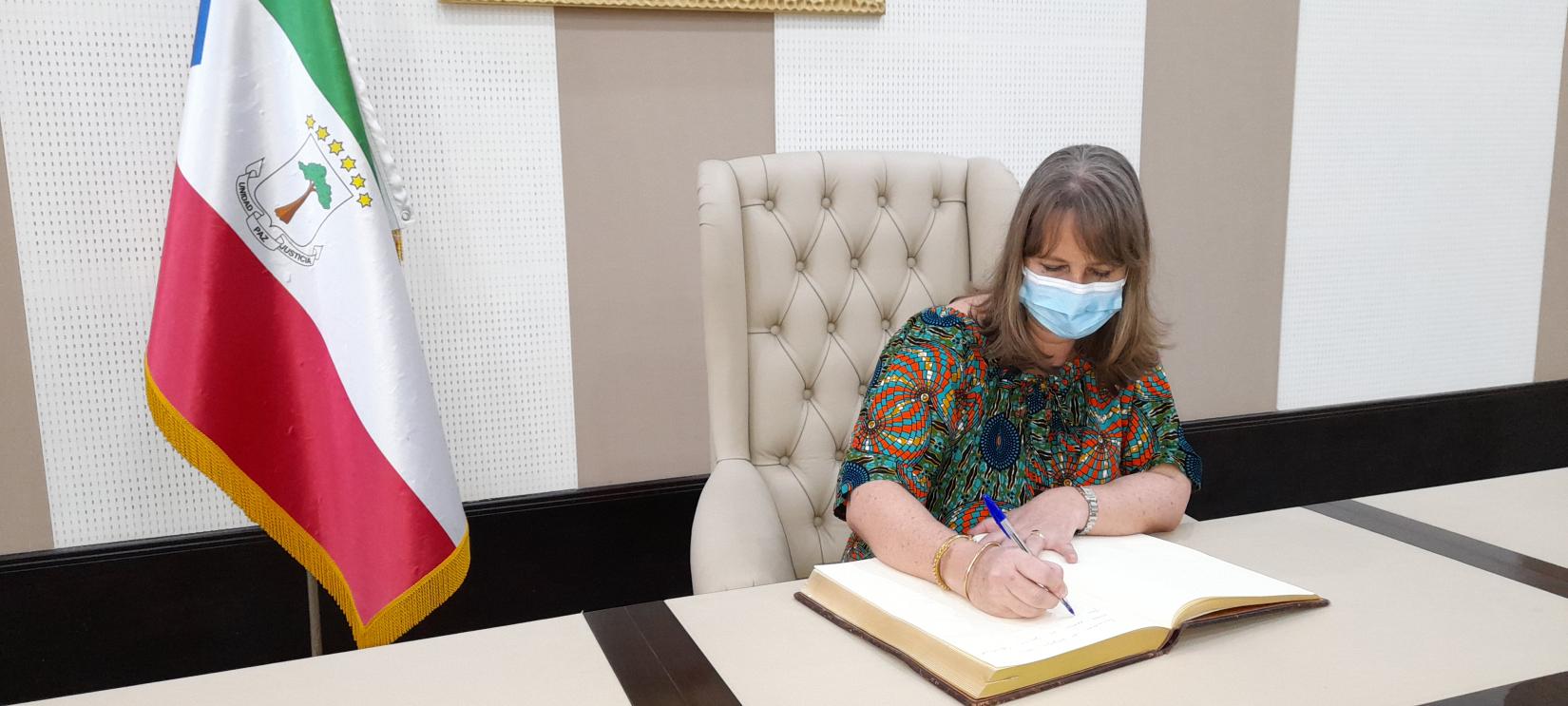 La señora Anna firmando en el libro de corteria