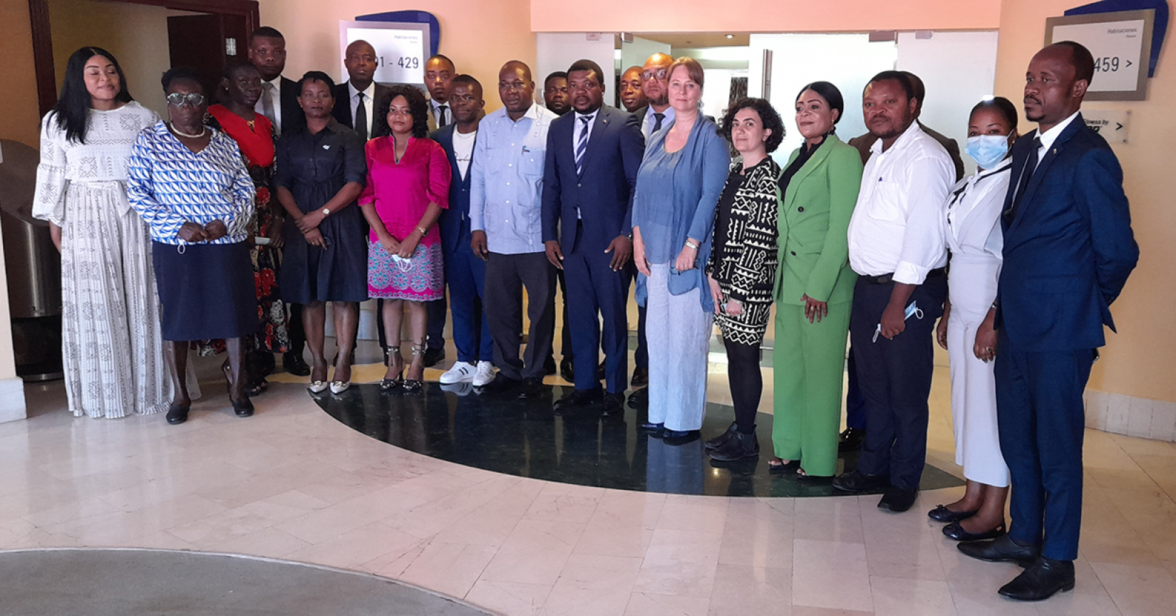 Foto de familia de la mision de Yaounde