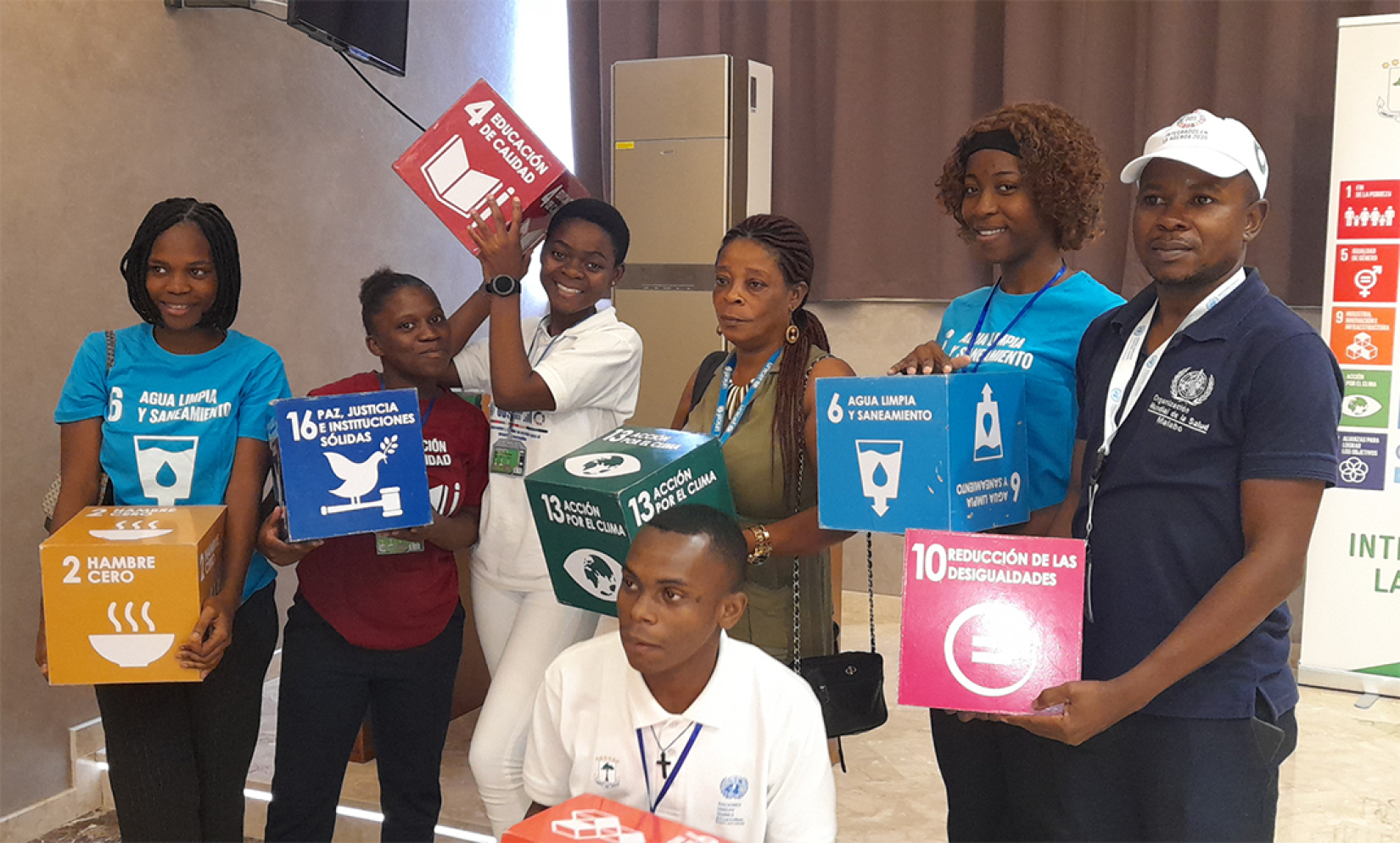 Jóvenes participantes en las consultas con los cubos ODS