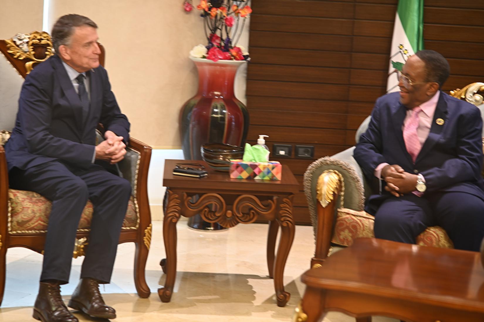 Saunders con el Vicepresidente del Senado, Agustin Nse Nfumu