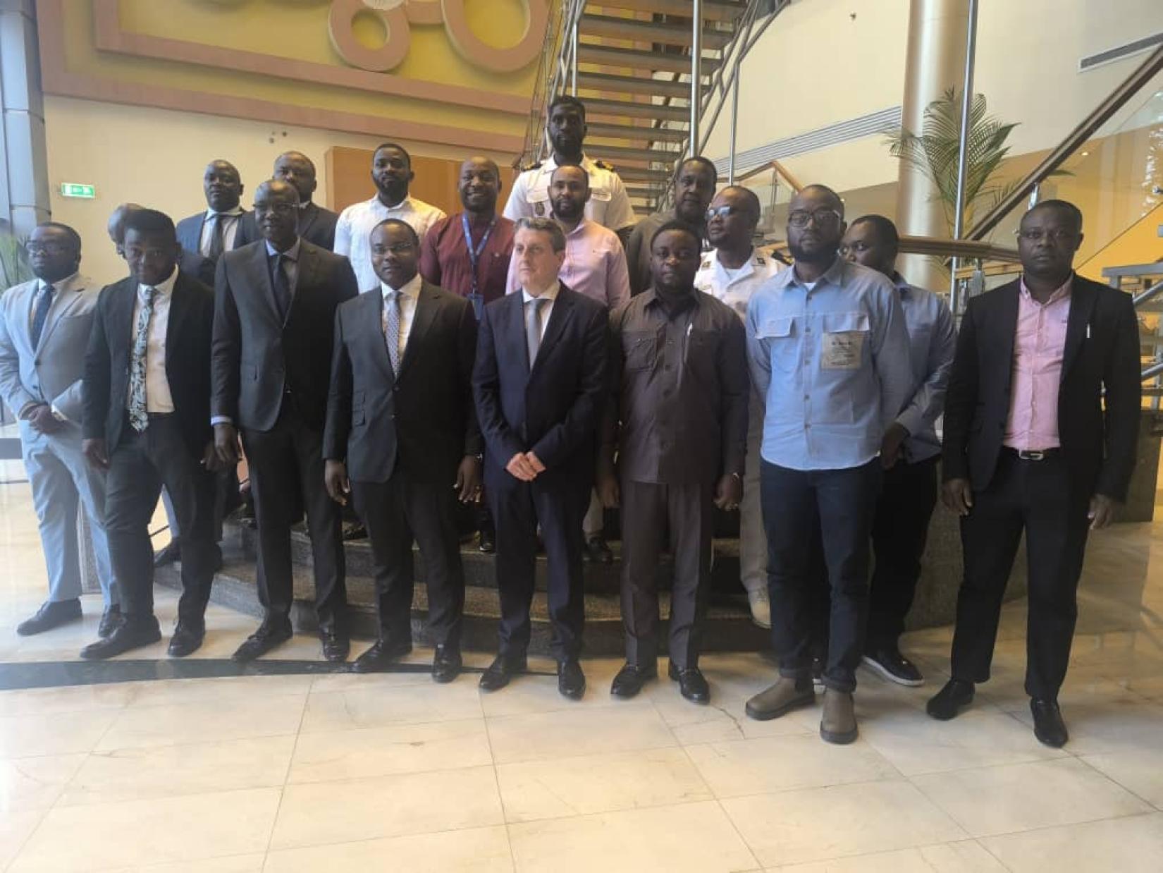 Foto de familia del taller de validación técnica de la Ley sobre delitos marítimos