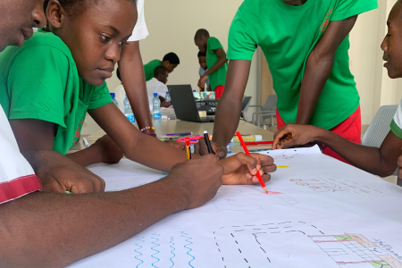 Adolescentes de Akurenam trabajando durante el taller