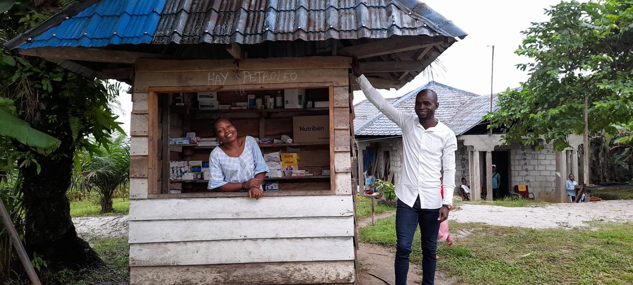 Baltasar y su esposa en la farmacia